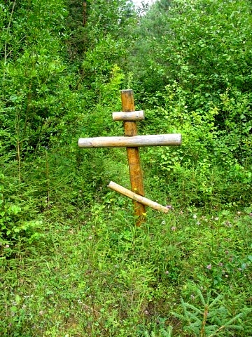 Крест поставленный местными жителями на месте Преображенского храма.